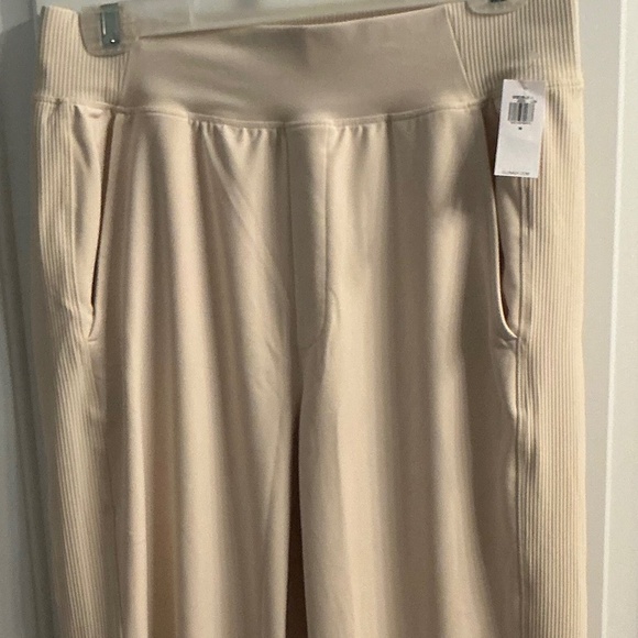 Old Navy Pants - Old Navy NWT Winter White Power Joggers Women’s Medium